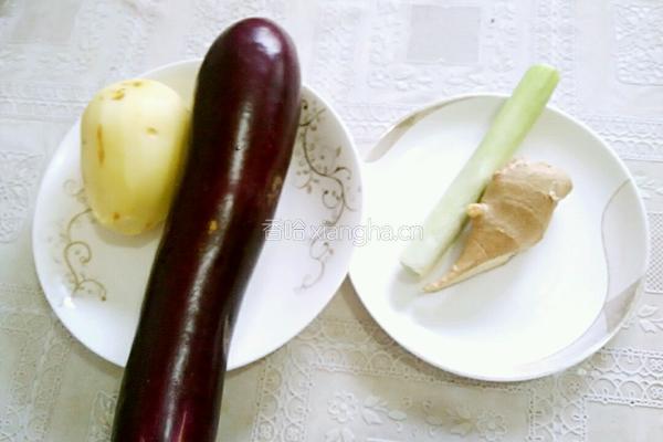 茄子焖土豆的做法图解1