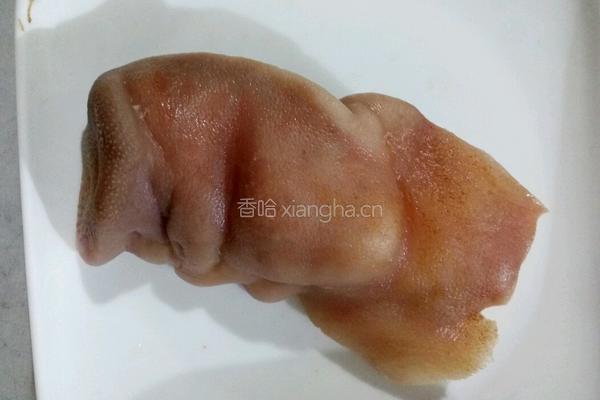 青椒炒猪头肉的做法图解1