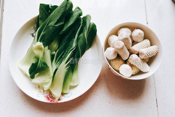 鱼丸肉丸青菜汤的做法图解1