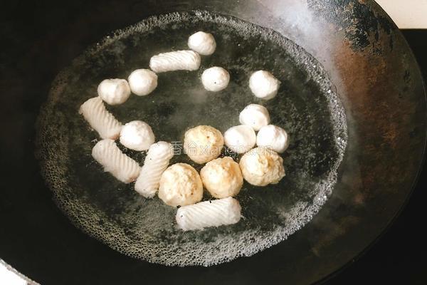 鱼丸肉丸青菜汤的做法图解2
