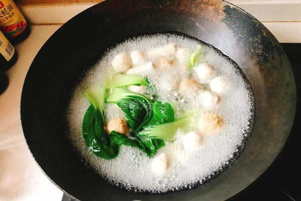 鱼丸肉丸青菜汤的做法图解4