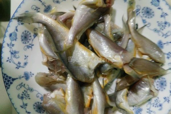 油炸小黄鱼的做法图解1