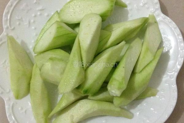 凉拌木耳丝瓜的做法图解1