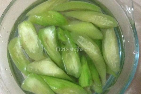 凉拌木耳丝瓜的做法图解4