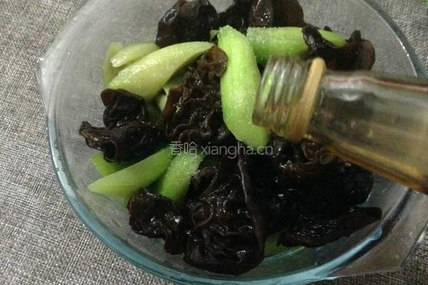 凉拌木耳丝瓜的做法图解7