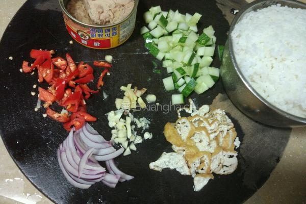 金枪鱼炒饭的做法图解3