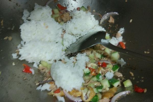 金枪鱼炒饭的做法图解6