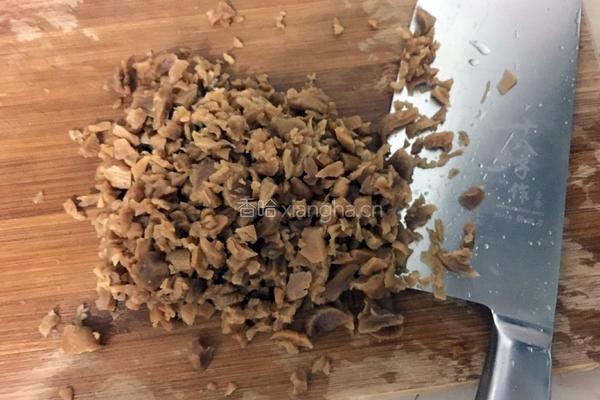 萝卜干炒五花肉的做法图解1
