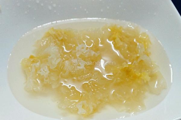 枸杞子雪耳炖椰子的做法图解3