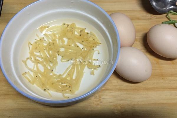 银鱼小煎饼的做法图解1