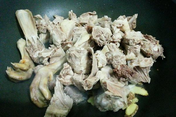 老鸭笋干煲的做法图解3