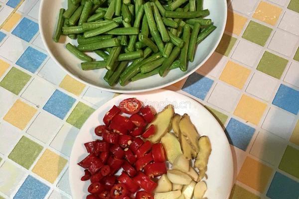 豆角炒仔鸡的做法图解3