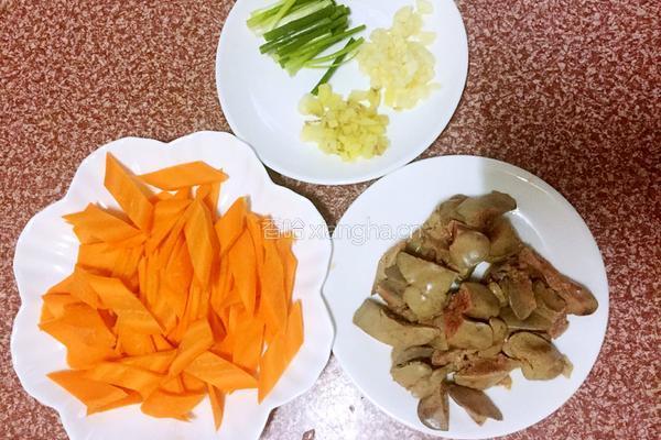 胡萝卜炒鸡肝的做法图解3