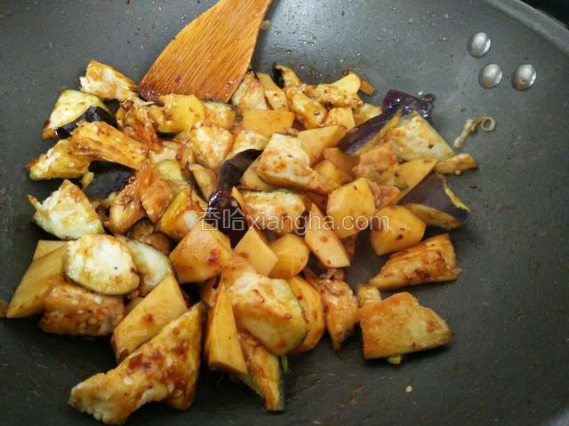 接着再放进茄子和土豆翻炒均匀，炒大约2分钟
