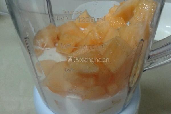 香哈萝果粒酸奶的做法图解2