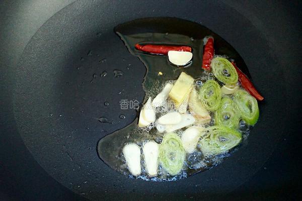 土豆炖鸡块的做法图解2