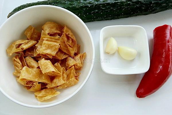 黄瓜拌豆腐皮的做法图解1
