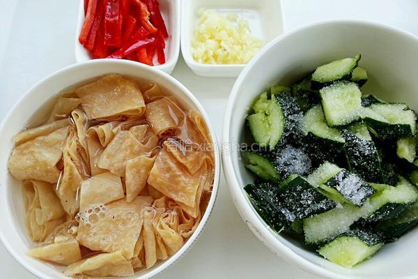 黄瓜拌豆腐皮的做法图解2
