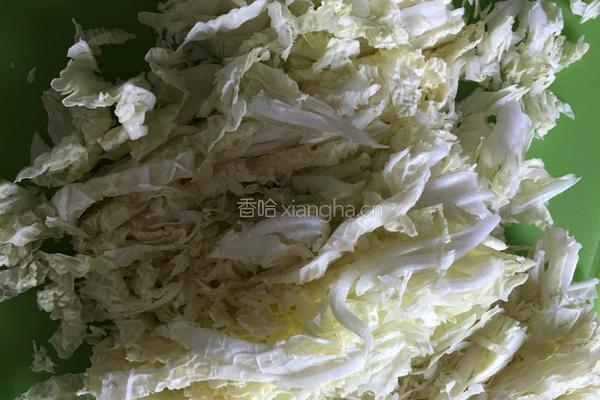白菜丝热汤面的做法图解1