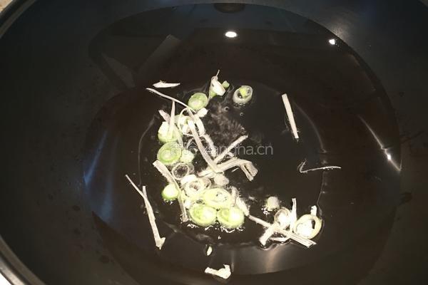 白菜丝热汤面的做法图解2