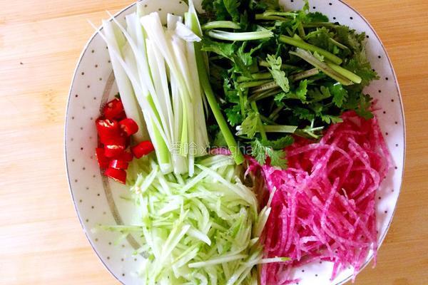 豆皮蔬菜卷的做法图解3