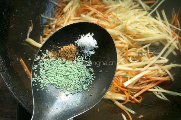 胡萝卜丝炒土豆丝的做法图解11
