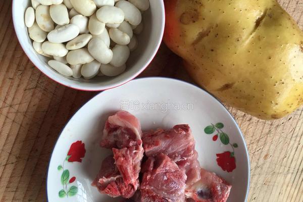 土豆芸豆炖排骨的做法图解1