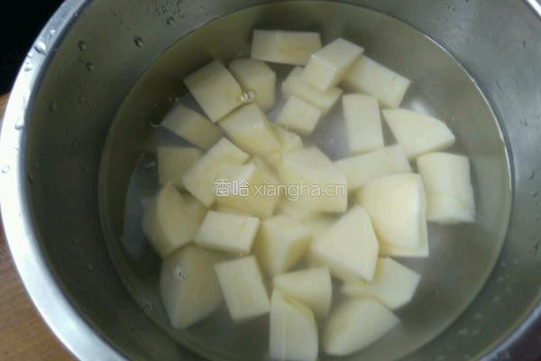 土豆炒排骨的做法图解1