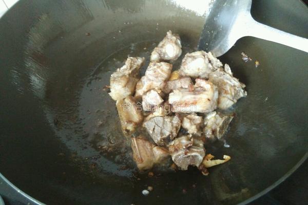 土豆炒排骨的做法图解3