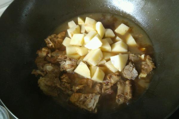 土豆炒排骨的做法图解5