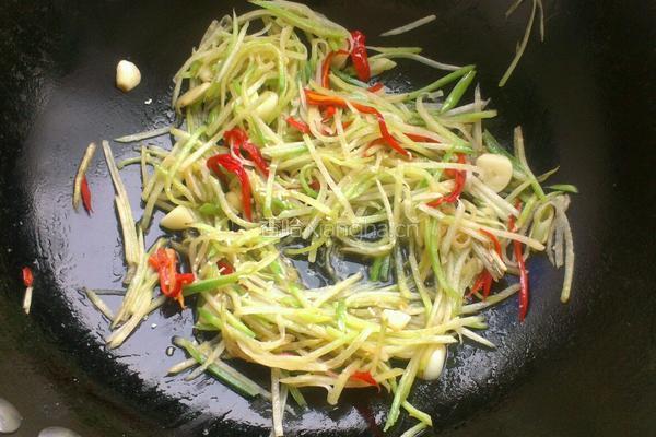 炝炒萝卜丝的做法图解4