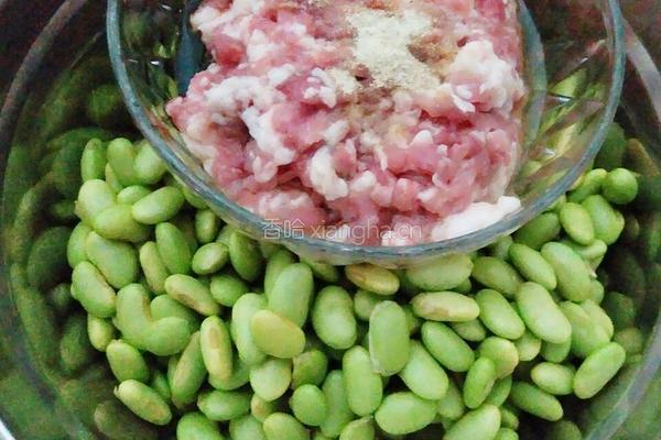 肉末炒毛豆的做法图解1