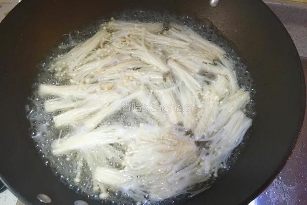 一品肥牛金针煲的做法图解5