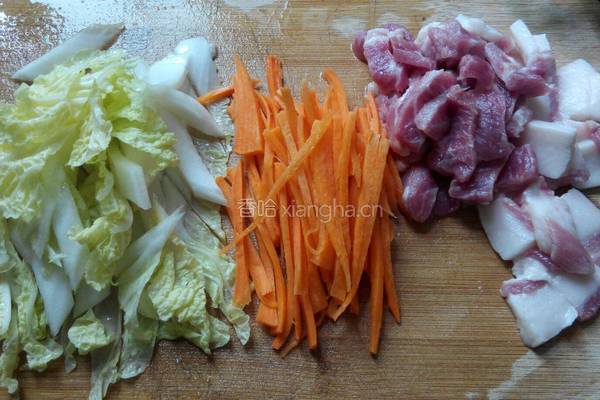 大白菜炒肉的做法图解2