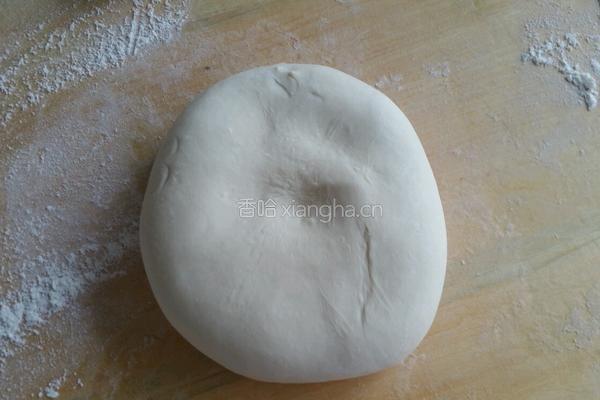青椒肉馅饺子的做法图解1