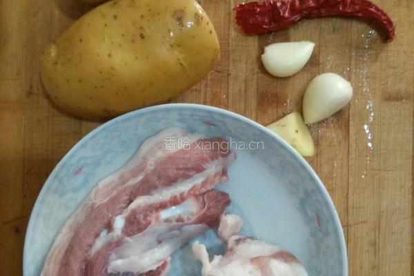 土豆炖五花肉的做法图解1