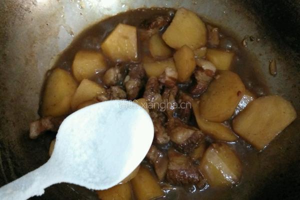 土豆炖五花肉的做法图解9