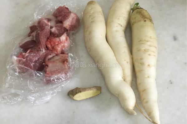 猪肉炖萝卜的做法图解1