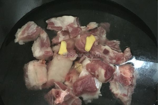 猪肉炖萝卜的做法图解2