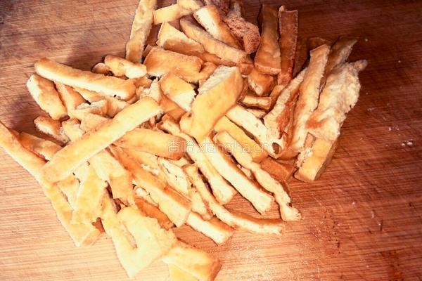 菜椒炒豆腐的做法图解2