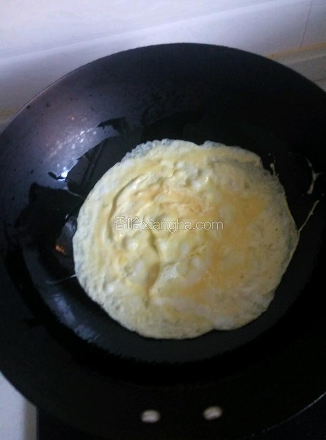 鸡蛋里放盐做成蛋皮