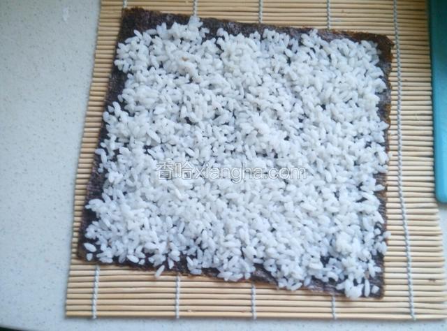 海苔放在竹帘上，米饭放入海苔上压紧一点所有食材放在米饭上（这个步骤忘记拍照了）