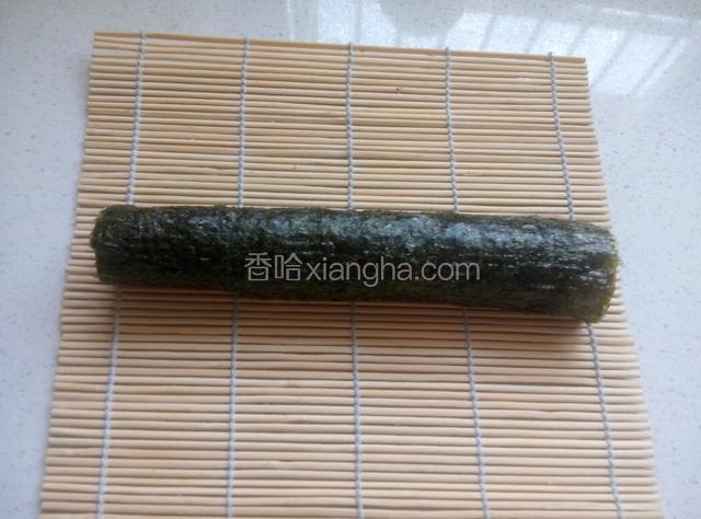 卷起来，切开，（切的时候刀一定要粘点水）