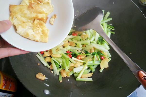 芹菜炒萝卜干的做法图解5