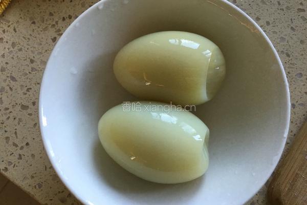 香葱酱拌鹅蛋的做法图解1