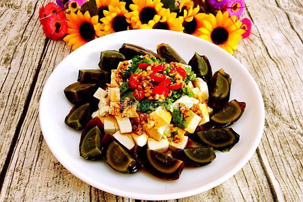 皮蛋香辣豆腐的做法图解8