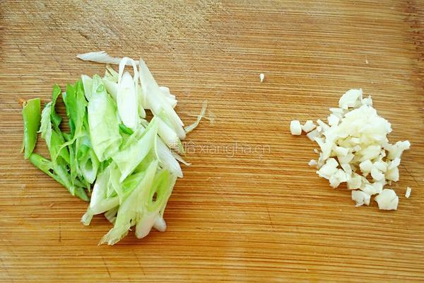 红萝卜土豆丝的做法图解2
