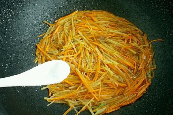 红萝卜土豆丝的做法图解6