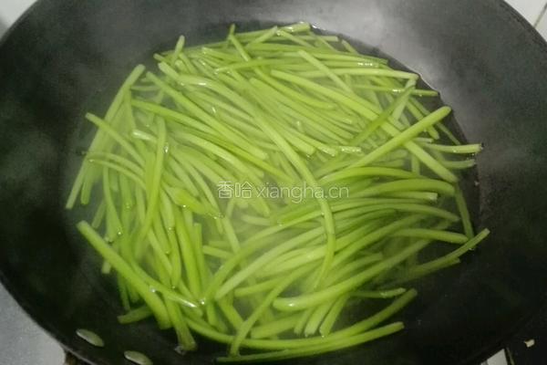 凉拌红薯叶茎的做法图解2