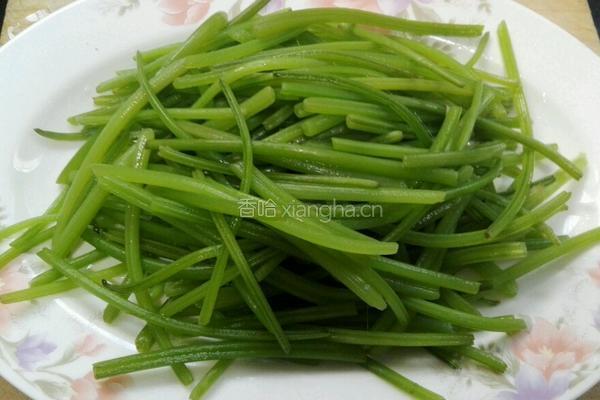 凉拌红薯叶茎的做法图解3